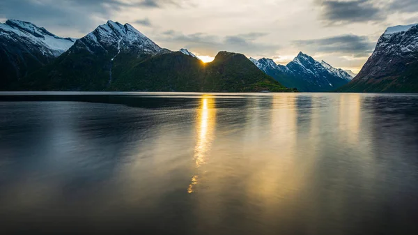 Majestätisk Solnedgång Himmel Sjö Och Berg — Stockfoto