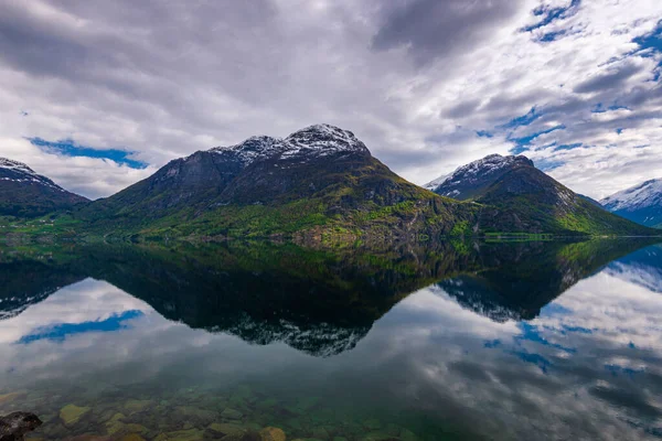 Βουνά Και Νερό Της Λίμνης Φωτογραφία Της Φύσης — Φωτογραφία Αρχείου