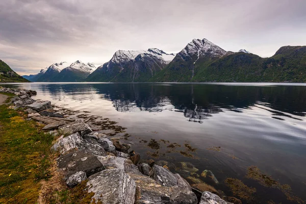 Rocky Beach Lake Mountains Tranquil View — Stock Photo, Image