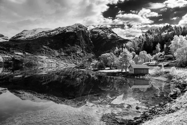 Foto Blanco Negro Lago Montañas Cabaña Casa Playa — Foto de Stock