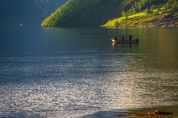 Плавучая Лодка Поверхности Воды Озеро Горах Люди Лодке — стоковое фото