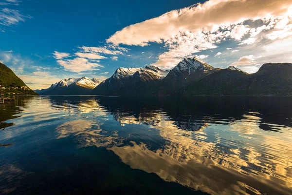 湖水中夕阳的天空反射 — 图库照片
