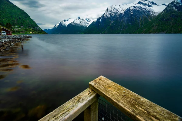Trästaket Hörn Utsiktspunkt Lugn Sjö Vatten Och Berg — Stockfoto