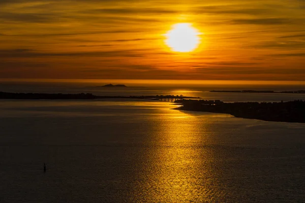 Ciel Majestueux Coucher Soleil Sur Île Surface Eau Lac — Photo