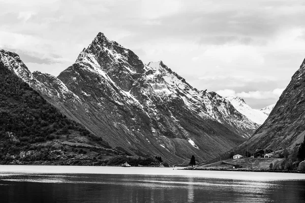 Czarno Białe Zdjęcie Skaliste Góry Jezioro Wody — Zdjęcie stockowe