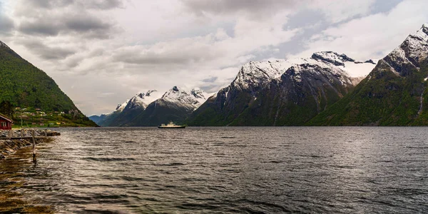 Člun Plovoucí Jezerní Vodě Hory — Stock fotografie
