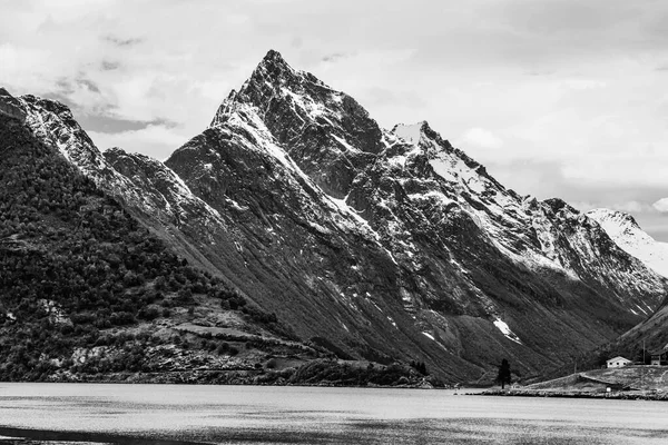 Foto Preto Branco Montanhas Rochosas Água Lago — Fotografia de Stock