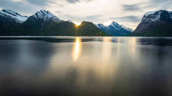 Μαγευτικό Ηλιοβασίλεμα Ουρανό Λίμνη Και Βουνά — Φωτογραφία Αρχείου