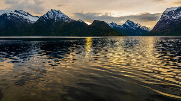 Wunderschöner Sonnenuntergangshimmel Ruhiges Seewasser Und Berge — Stockfoto