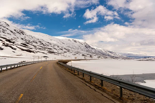 Ασφαλτοστρωμένος Δρόμος Χιονισμένα Βουνά Τοπίο Χειμώνας — Φωτογραφία Αρχείου