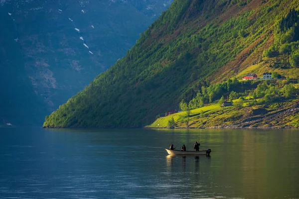 Galleggiante Barca Sulla Superficie Dell Acqua Lago Montagna Persone Barca — Foto Stock