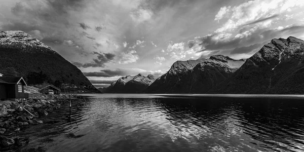 Schwarzweiß Naturfoto Mit See — Stockfoto