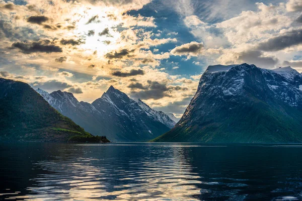 湖の水と山の壮大な夕日の空の反射 — ストック写真