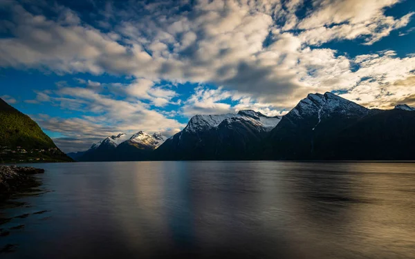 Calmo Lago Superfície Água Montanhas — Fotografia de Stock