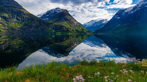 Lugn Sjö Och Berg Reflektion Vatten — Stockfoto