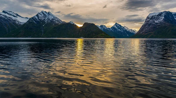 Majestätisk Solnedgång Himmel Sjö Och Berg — Stockfoto