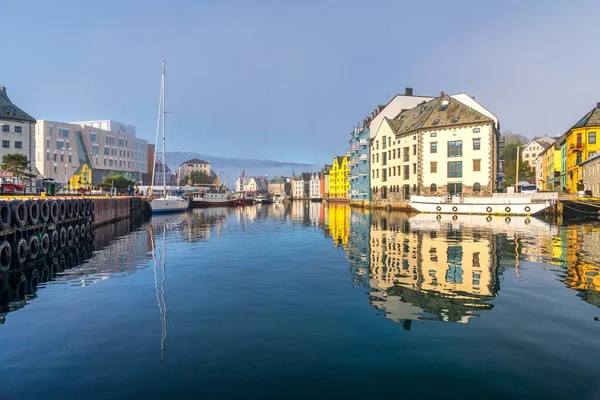 Barevné Domy Kanálové Vody Norském Městě Alesund — Stock fotografie