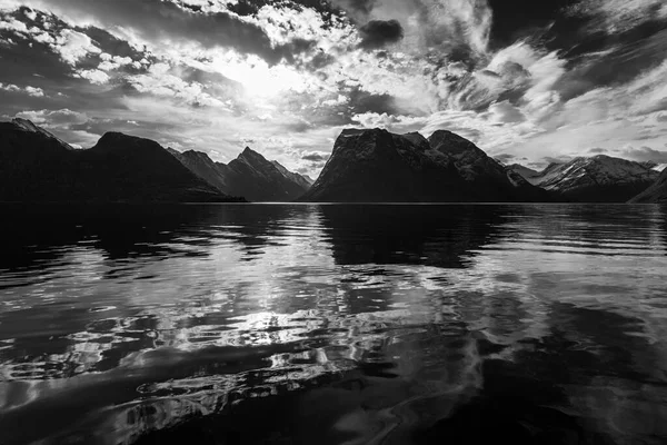 Schwarz Weiß Foto Majestätisches Seewasser Den Bergen — Stockfoto