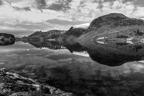 Чорно Біле Фото Велична Озерна Вода Горах — стокове фото