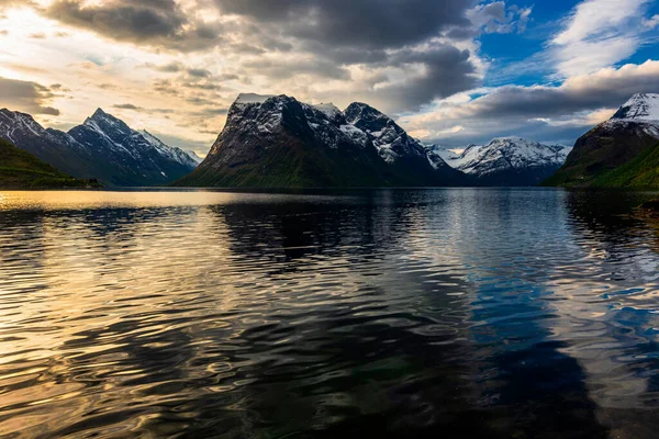 Ομορφιά Στη Φύση Ηλιοβασίλεμα Ουρανό Λίμνη Και Βουνά — Φωτογραφία Αρχείου