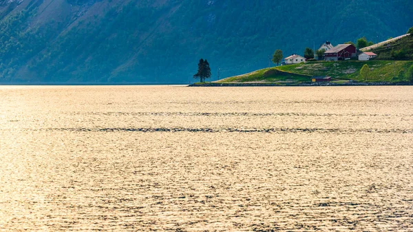 大自然の中の雄大な湖の水 — ストック写真