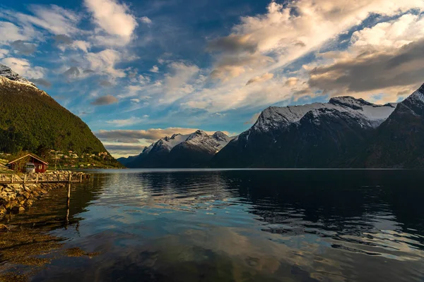 Величественное Отражение Неба Закате Озере Горах — стоковое фото