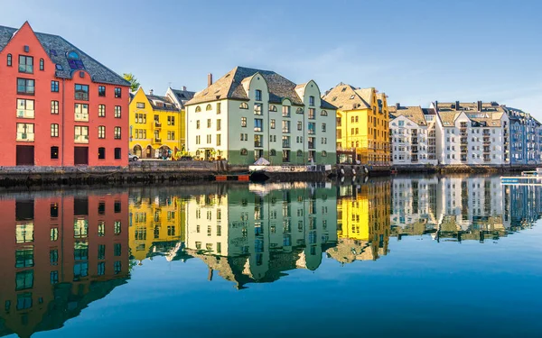 Scénický Pohled Norské Město Alesund Domy Průplav — Stock fotografie