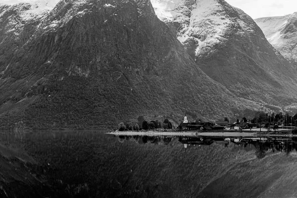 Spiegelung Seewasser Den Bergen Schwarz Weiß Foto — Stockfoto