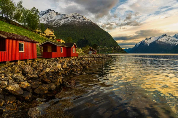 Majestätisk Solnedgång Himmel Sjö Och Berg Trähus Stranden — Stockfoto