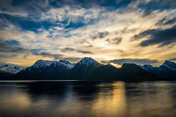 Όμορφο Ηλιοβασίλεμα Ουρανό Λίμνη Και Βουνά — Φωτογραφία Αρχείου