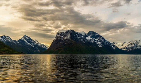 호수와 아름다운 — 스톡 사진