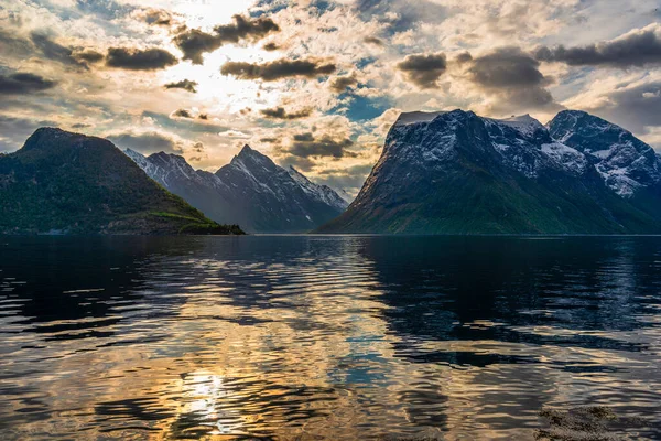 Bela Reflexão Céu Por Sol Água Lago Montanhas — Fotografia de Stock