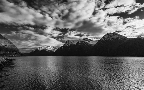 Schwarz Weiß Foto Wolken Über Dem Seewasser Der Natur — Stockfoto