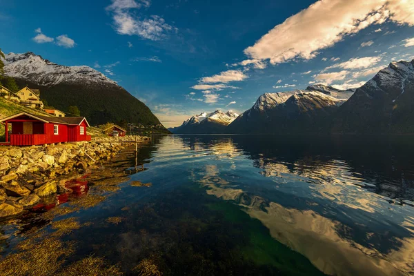 Casas Cabana Madeira Vermelha Lago Montanhas — Fotografia de Stock