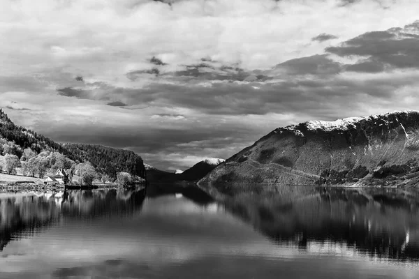 Schwarz Weiß Foto Majestätisches Seewasser Den Bergen — Stockfoto