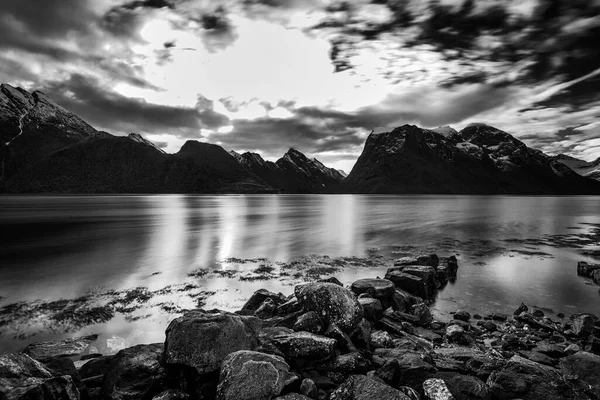 Schwarz Weiß Foto Felsen Seewasser Der Natur — Stockfoto