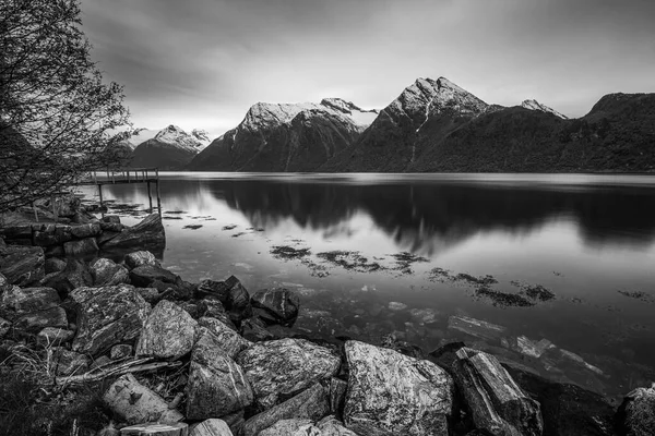 Schwarz Weiß Foto Felsen Seewasser Der Natur — Stockfoto