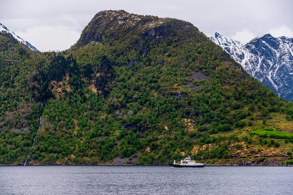 Πλωτό Σκάφος Στην Επιφάνεια Του Νερού Λίμνη Στα Βουνά — Φωτογραφία Αρχείου