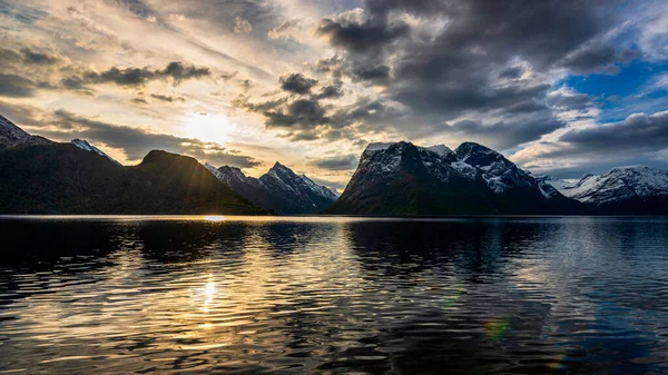 Majestätisk Solnedgång Himmel Och Sjö Med Berg — Stockfoto