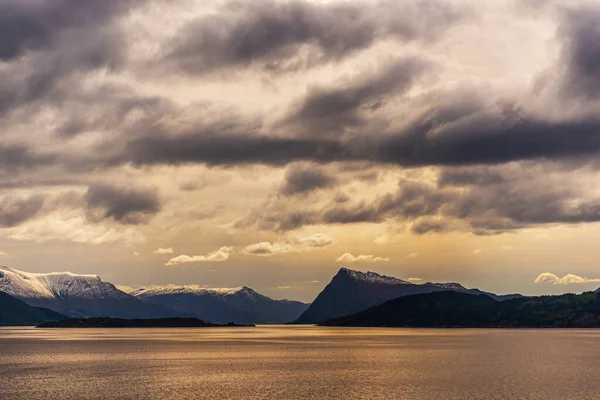 Paysage Lac Dans Les Montagnes Ciel Nuageux — Photo