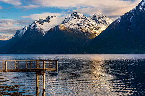 Dağlardaki göl, doğa güzelliği 