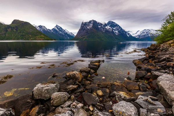 Rocky Beach Lake Mountains Tranquil View — Stock Photo, Image