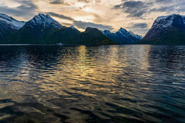 Bellissimo Tramonto Cielo Lago Montagne — Foto Stock