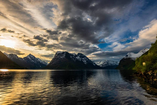 雄伟的落日和群山环绕的湖泊 — 图库照片