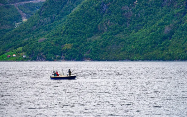 Barco Flotante Superficie Del Agua Lago Las Montañas Gente Barco — Foto de Stock