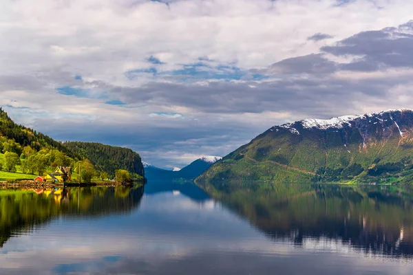 Sommarsäsong Sjö Och Fjäll — Stockfoto