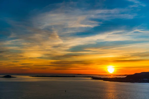 Majestätischer Sonnenuntergangshimmel Auf Insel Wasseroberfläche Des Sees — Stockfoto