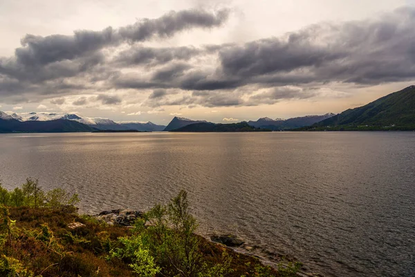 Landschaft See Den Bergen Bewölkter Himmel — Stockfoto