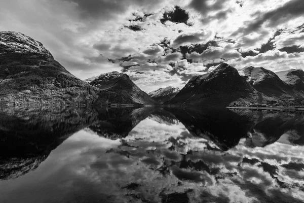 Черно Белое Фото Живописная Вода Озера — стоковое фото