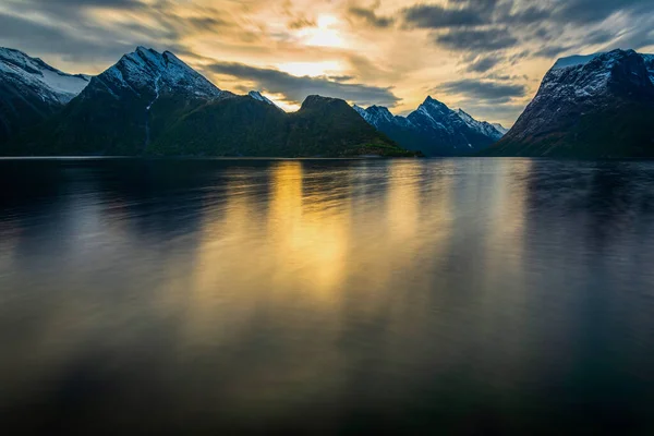 Vacker Solnedgång Himmel Sjö Och Berg — Stockfoto